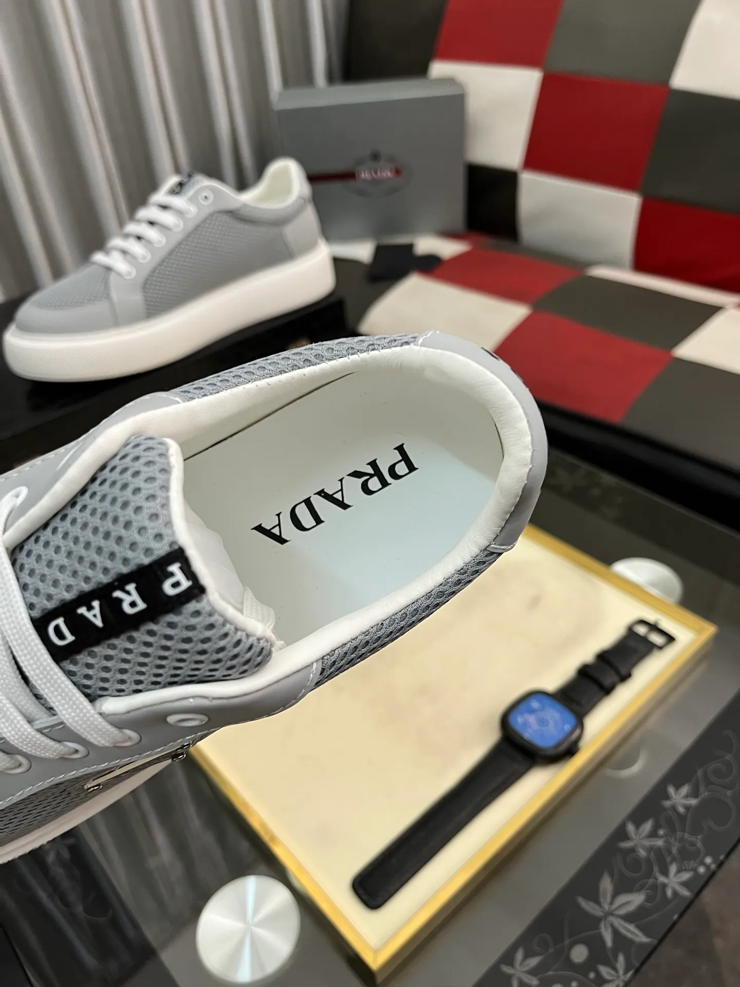 Men's men's shoes💰580⌚️⌚️Prada Prada early spring new model, top original quality, Prada casual sports shoes, made of imported solid color patent leather, spliced mesh cowhide upper, three-dimensional geometric segmentation, multi-color splicing, fashionable and generous, soft, comfortable and breathable. The tongue is decorated with classic letter logo, with fabric lining, cowhide foot pads, matched with P family's exclusive rubber outsole, upper material, breathable knitted fabric imported from Italy The delicate texture is super high-end! Fetal cowhide lining, super soft and comfortable, original molded outsole Size: 38-446️⃣ colors available